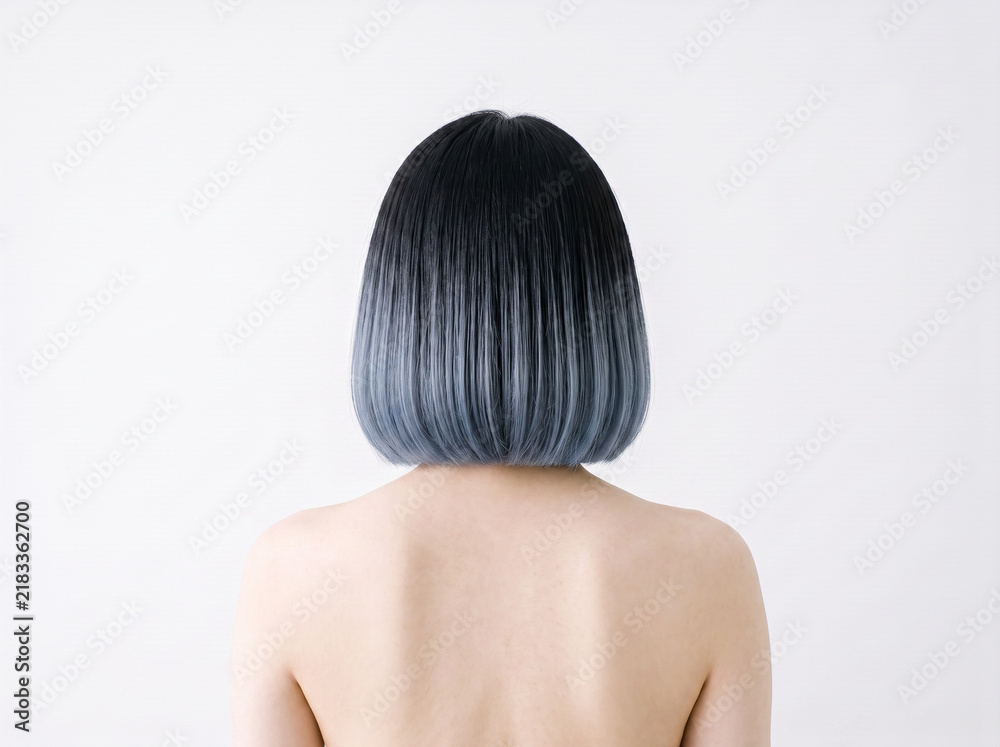 Obraz premium 黒髪からブルージュへのグラデーションボブヘア女性の後ろ姿