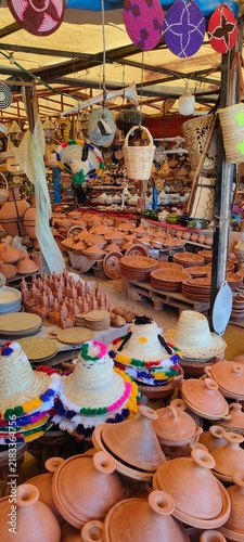 Foto Traditional Moroccan handicrafts including terracotta tajine pots and colorful w