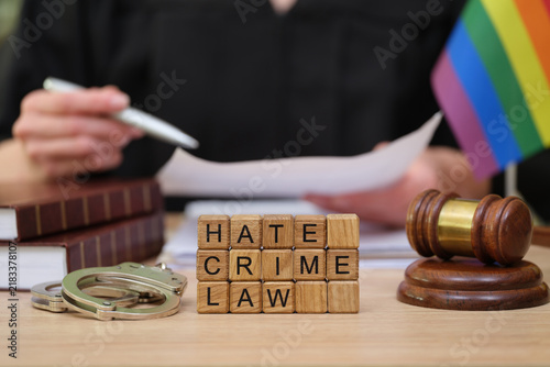 Fotografía A close-up view of a legal setting highlights the importance of hate crime laws