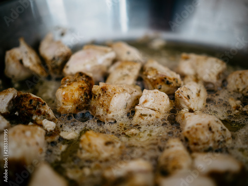 Cuadro en lienzo chicken pieces sizzling in oil