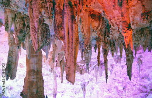Foto Illuminated Limestone Cave Formations in Jiuxiang Scenic Area, Yunnan, China