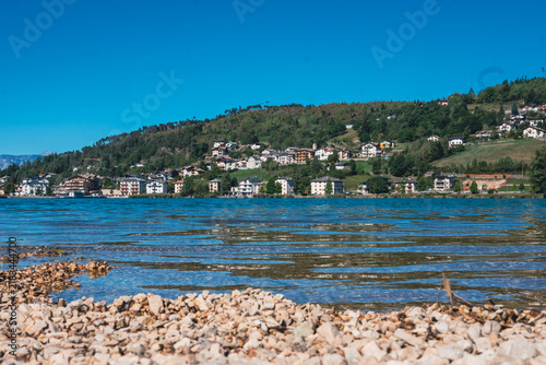 Foto Panorama of Lake Serraia, in Trentino, overlooking the body of water and the sur