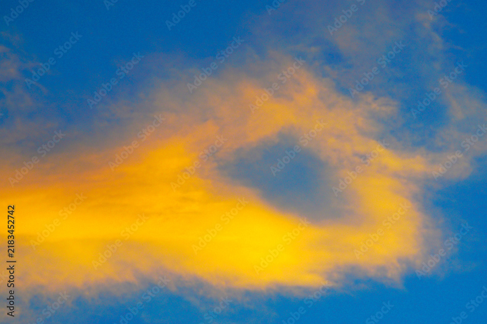 Obraz premium Clouds and the light reflected from the sunset, Dramatic sky background