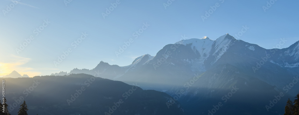 Obraz premium serene mountain landscape viewed with rocky terrain and clear blue sky in nature scenes and travel destinations 
