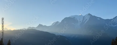 Panel kuchenny z motywem serene mountain landscape viewed with rocky terrain and clear blue sky in nature scenes and travel destinations 