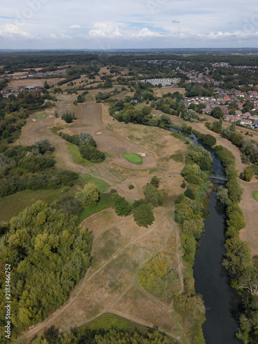 Foto The river Stour at Iford in Bournemouth running past suburban houses and a golf