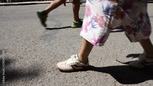 Viandante y flujo de peatones viandantes andando, pies y piernas de personas caminando circulación y tránsito a pie, caminante sombras y siluetas urbano movimiento de paseante 