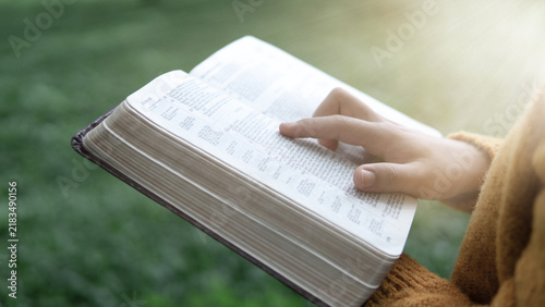 Foto Reading the Bible with dedication reflects a commitment to reading, the pursuit of truth, faith, belief, and Christianity
