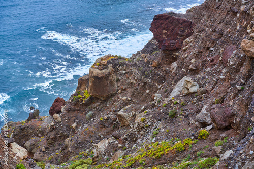 Foto Steep rocky volcanic coastal slope in Anaga