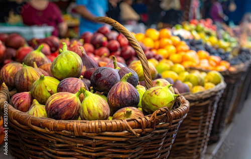 figues fraiches sur un marché