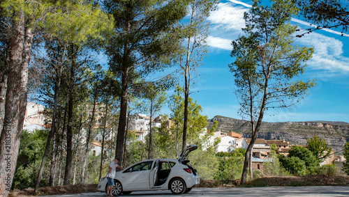 Fotografie Hombre hinchado las ruedas del coche en un pueblo de montaña, Millares Comunidad Valenciana