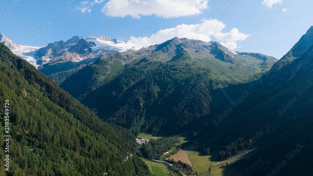 Obraz premium mountain landscape in the alps on a July