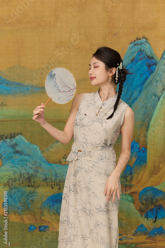 фотографія Elegant Woman with Silk Fan in Traditional Chinese Style
