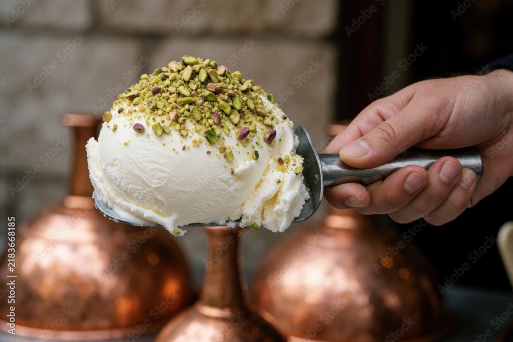 Pistazieneis wird portioniert