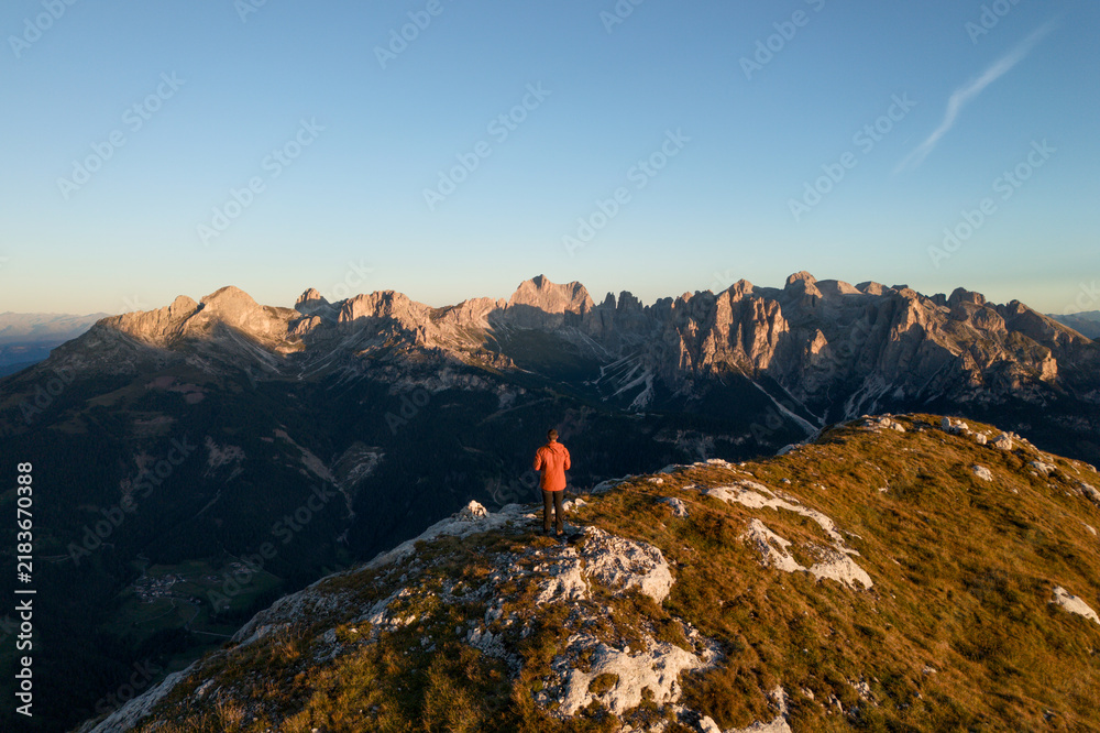 Obraz premium Escursionista ammira le Dolomiti all'alba dal Sas Aut, Val di Fassa
