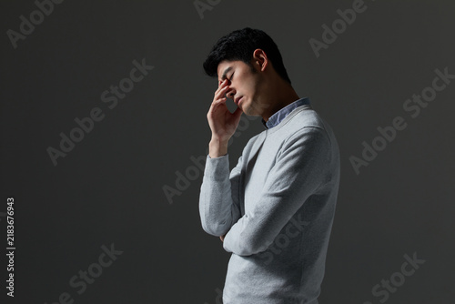фотографія Contemplative man in distress hand on forehead