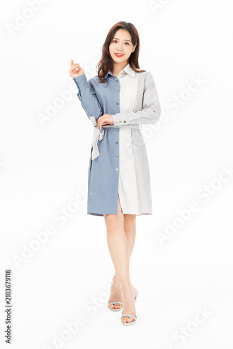 Foto Confident woman in two-tone dress pointing pose