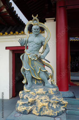 Obraz na płótnie Statue of a guardian spirit at the entrance to the Buddha Tooth Relic temple in