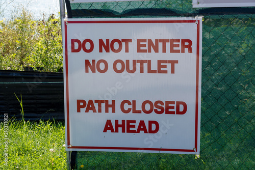 Canvastavla Do not enter, no outlet, path closed sign blocking access to a dead-end road