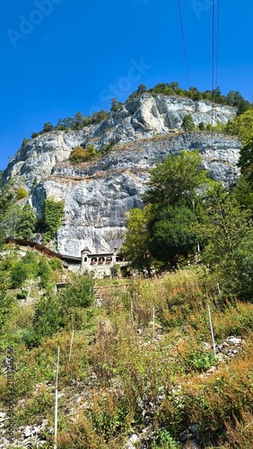 Obraz na plátně Antico Edificio in Pietra Incastonato nella Parete della Montagna
