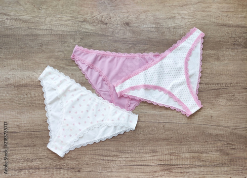 Foto Women's lingerie, elegant cotton panties with lace trim in a flat lay compositio