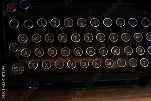 Foto Close up of circular mechanical keys on vintage typewriter