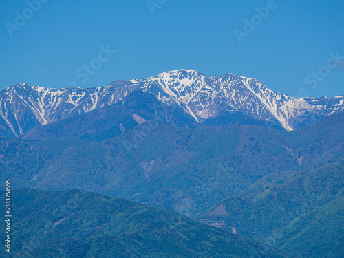 Cuadro en lienzo 青空に映える重厚な城門と高くそびえる記念碑