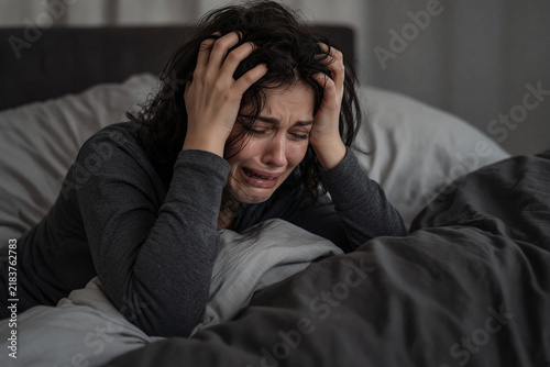 donna che piange depressa depressione ansia piangere tristezza 