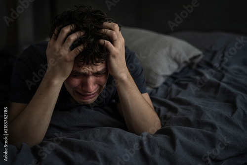 uomo che piange depressione disperazione 