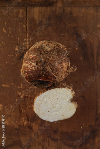 Konstfotografi Fresh Taro Root Ion wooden table