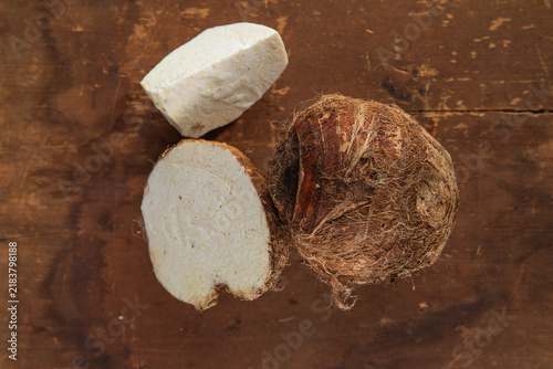 Canvastavla Fresh Taro Root Ion wooden table