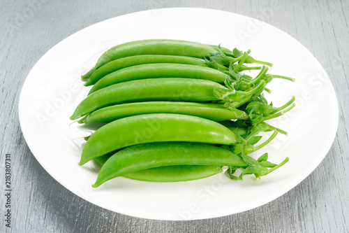 Konstfotografi Sweet Peas on white dish