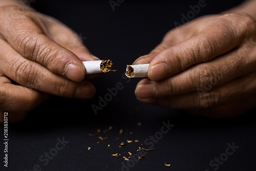 Konstfotografi Breaking a Cigarette in Half to Quit Smoking
