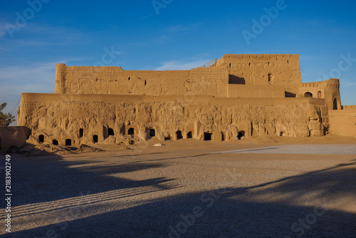 Foto Narin Castle, a historic adobe citadel in Meybod, Iran, illuminated by warm even
