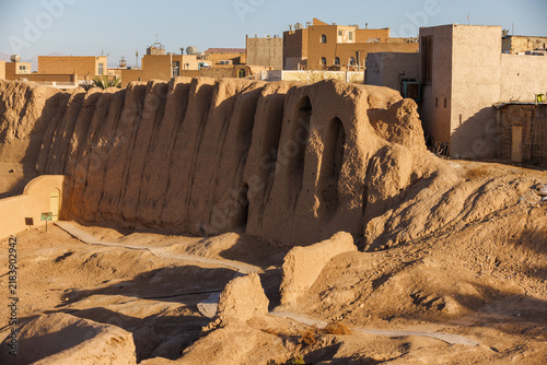 Canvas Print Remains of the outer defensive walls of Narin Castle in Meybod, Iran, surrounded by traditional adobe buildings