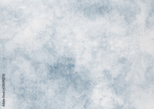 Soft blue-gray watercolor paper texture with cloudy pigment blooms and subtle grain, creating an atmospheric neutral background for modern stationery, branding, invitations and artwork.