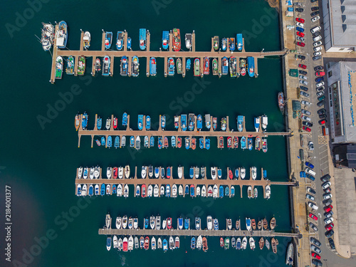 Foto Boats moored at marina in bueu rias baixas galicia