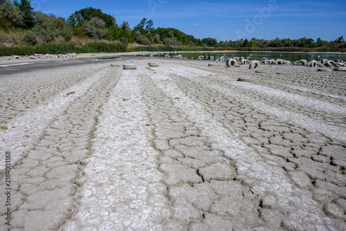 Cuadro en lienzo A cracked riverbed stretches into the distance, revealing patterns formed by the absence of water