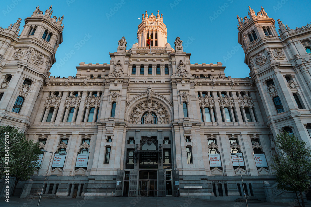 Obraz premium Cibeles Palace at golden hour in Madrid