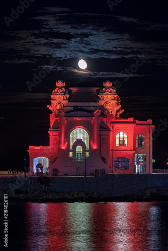 Foto Constanta Casino ironic landmark illuminated in red light under the moon at nigh
