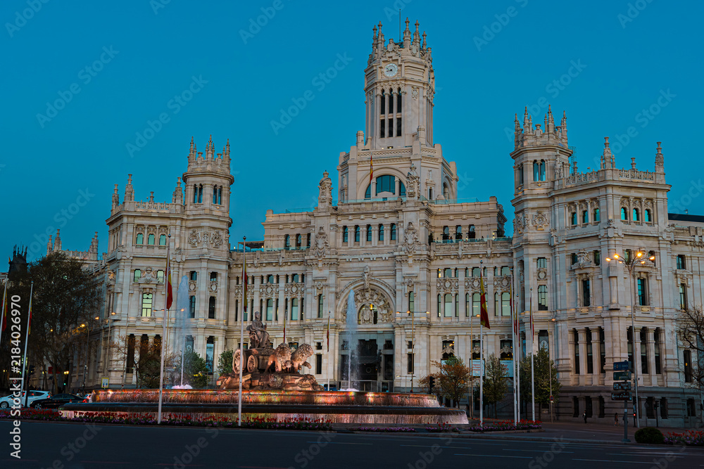 Obraz premium Cibeles Palace and fountain illuminated at dusk in Madrid, Spain