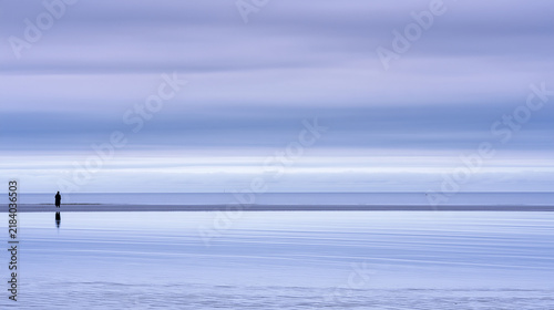 Tapety artystyczne 青空と水面が溶け合う静かな水平線と広い余白の風景