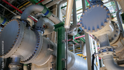 Fotografía A high-performance heat exchanger within a petroleum refinery optimizes heat transfer, supports industrial processing, and ensures reliable temperature regulation