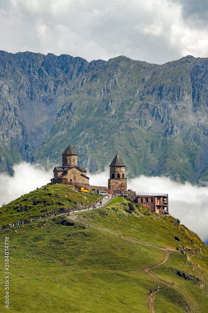 Obraz premium Gergeti Trinity Church (Tsminda Sameba), Holy Trinity Church near the village of Gergeti in Caucasian mountains, Georgia