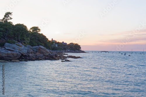 Découvrez les paysages maritimes de l'île de Noirmoutier : marais salants, dunes sauvages, vastes plages, pinèdes et ports ostréicoles façonnés par les marées de l'Atlantique.
