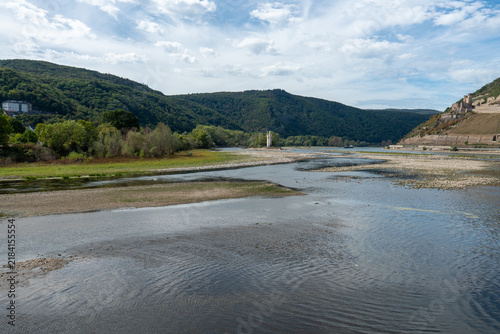 Blick auf das Rheintal mit Mäuseturm und Burg Katz bei Niedrigwasser