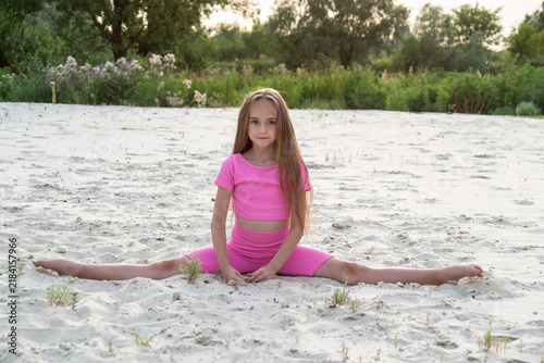 Obraz na płótnie Young gymnast training outdoors at sunset