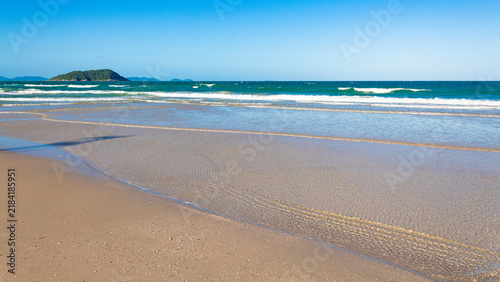 ondas na areia da Praia de Palmas Governador Celso Ramos Santa Catarina Brasil