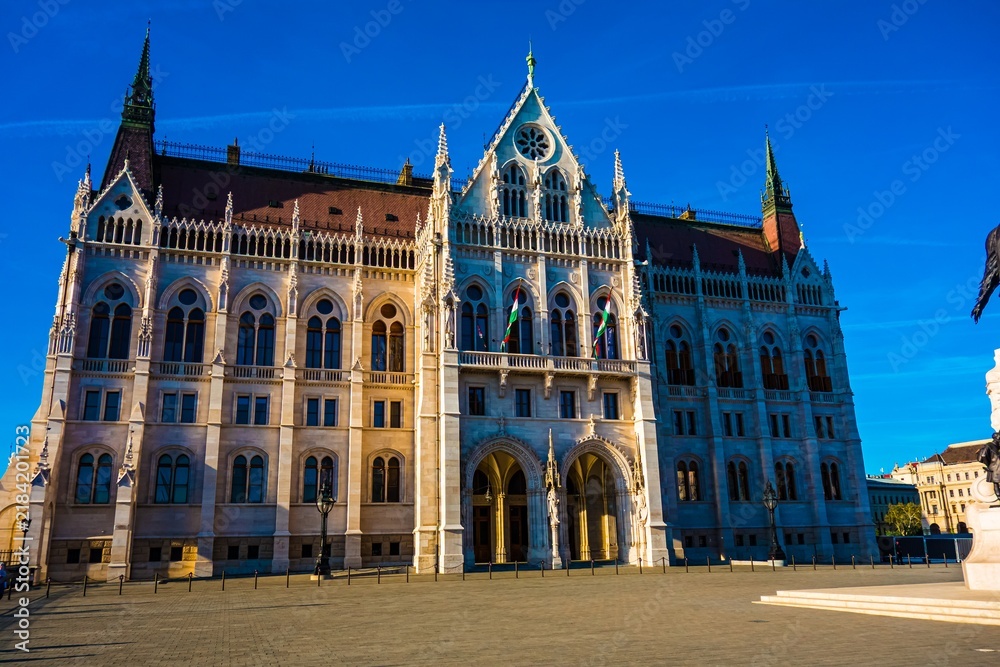 Obraz premium Historic Building Under Clear Blue Sky