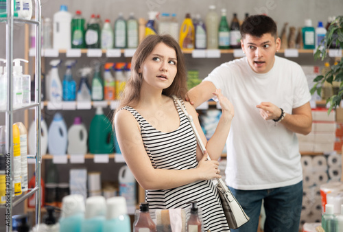 Konstfotografi Spouses quarrel in store